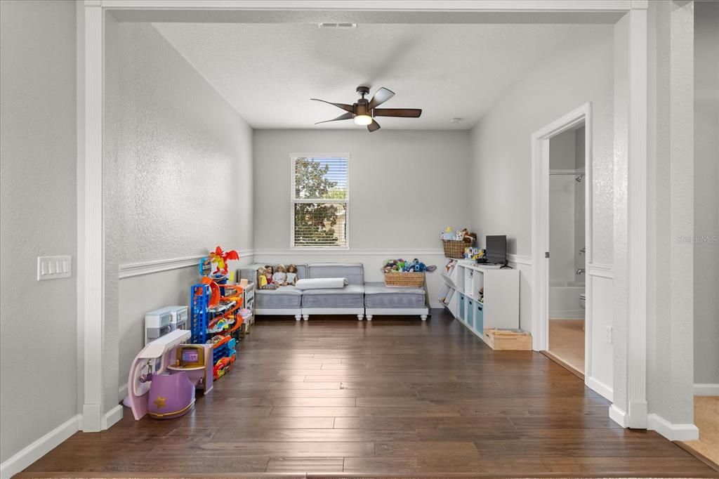 Под контрактом: $795,000 (5 спален, 5 ванн, 3600 Квадратных фут)