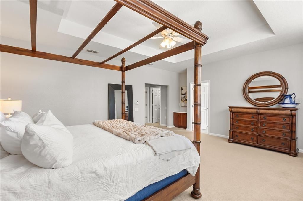 Под контрактом: $795,000 (5 спален, 5 ванн, 3600 Квадратных фут)