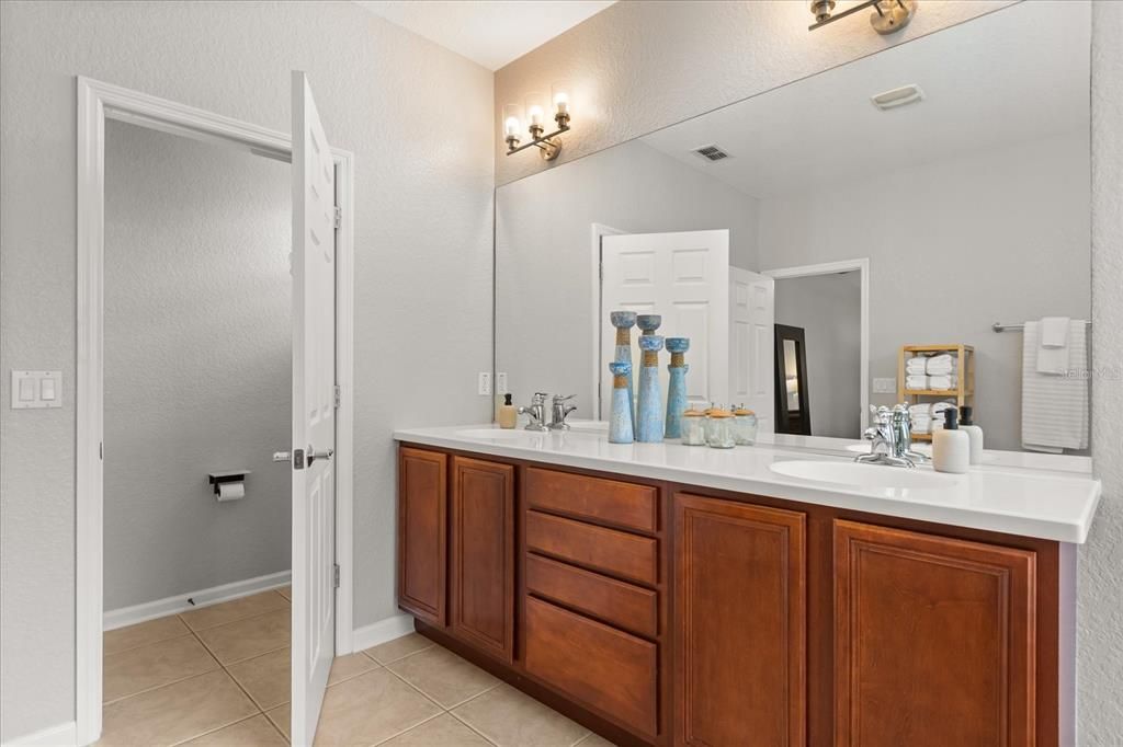 Под контрактом: $795,000 (5 спален, 5 ванн, 3600 Квадратных фут)