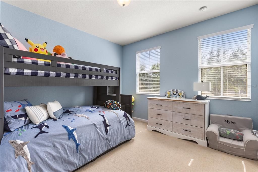 Под контрактом: $795,000 (5 спален, 5 ванн, 3600 Квадратных фут)