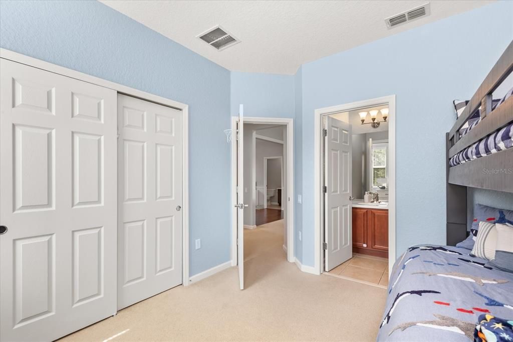 Под контрактом: $795,000 (5 спален, 5 ванн, 3600 Квадратных фут)