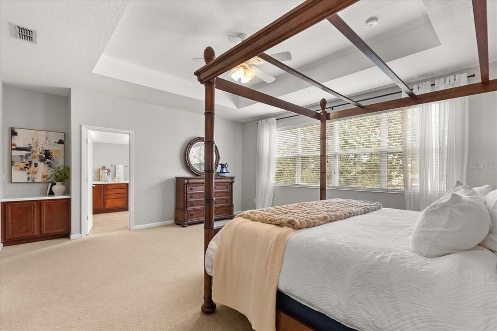 Под контрактом: $795,000 (5 спален, 5 ванн, 3600 Квадратных фут)