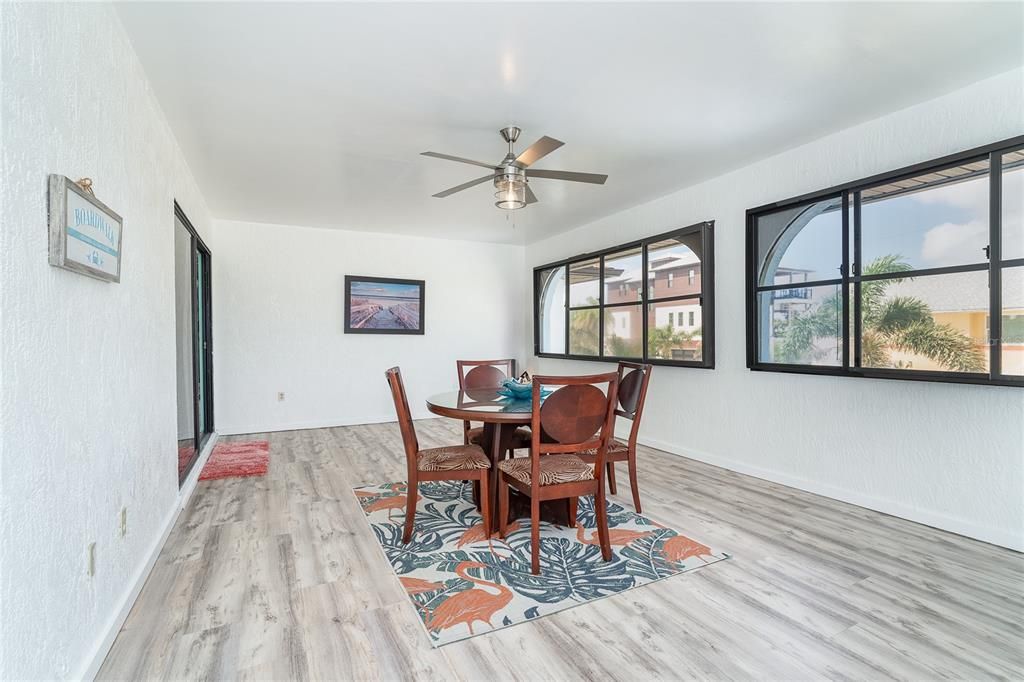 En Venta: $1,295,000 (3 camas, 3 baños, 2520 Pies cuadrados)