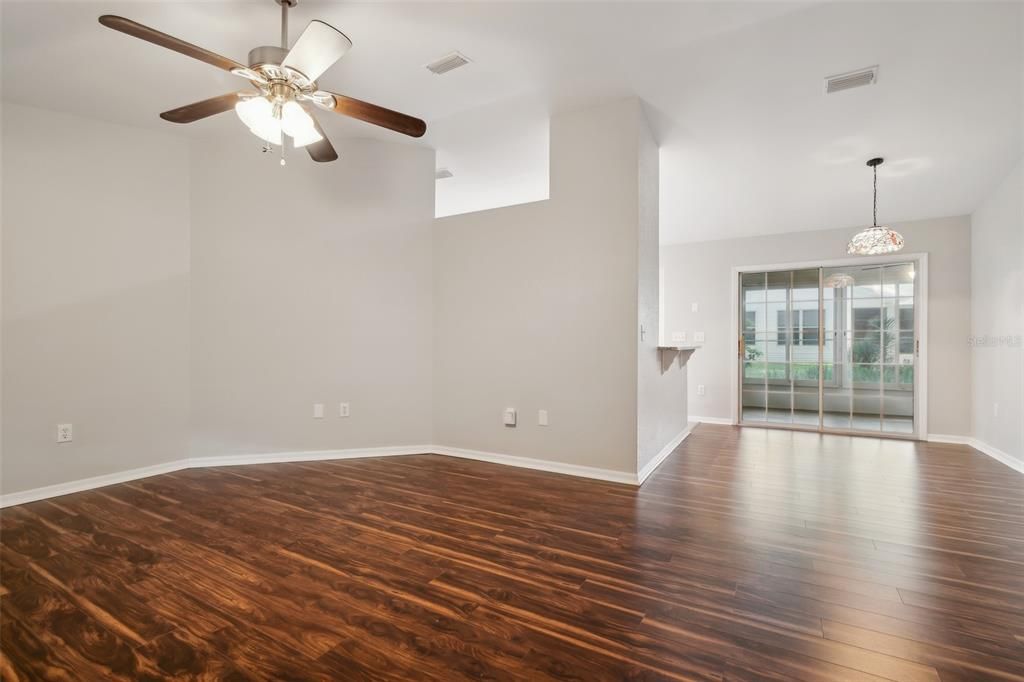 Active With Contract: $199,900 (2 beds, 2 baths, 1232 Square Feet)