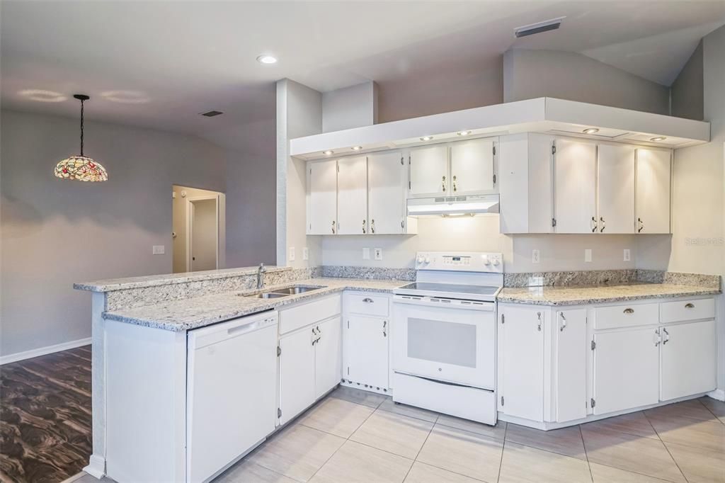 Active With Contract: $199,900 (2 beds, 2 baths, 1232 Square Feet)