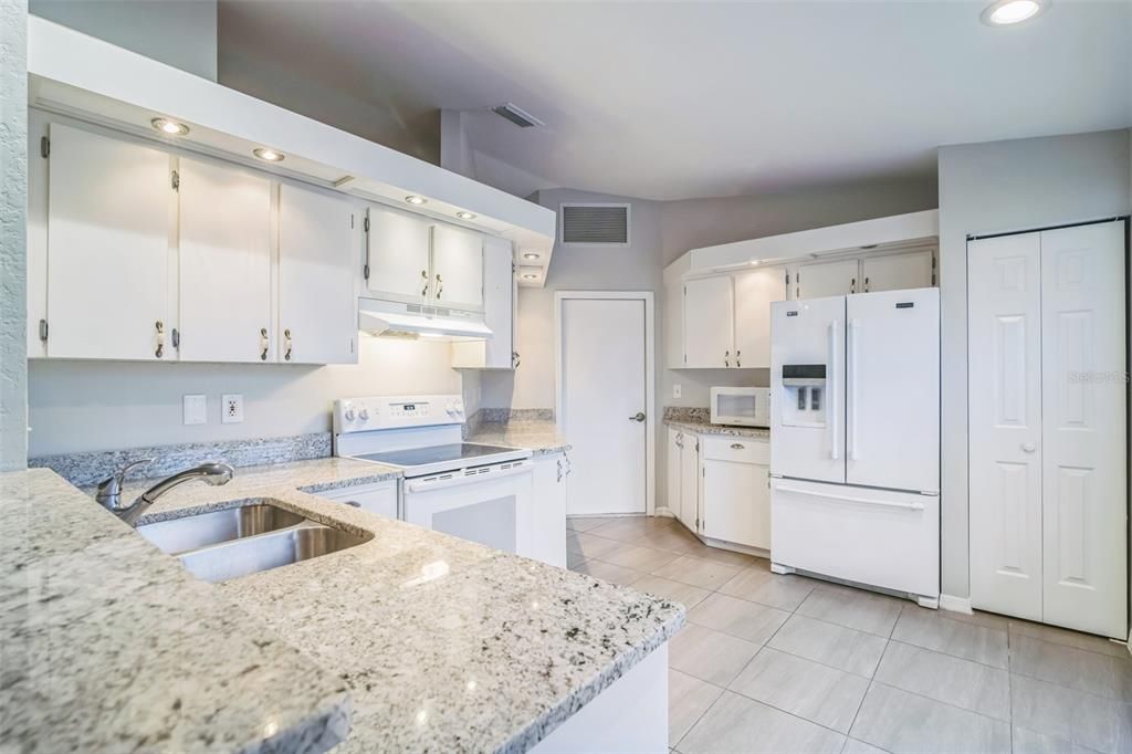 Active With Contract: $199,900 (2 beds, 2 baths, 1232 Square Feet)
