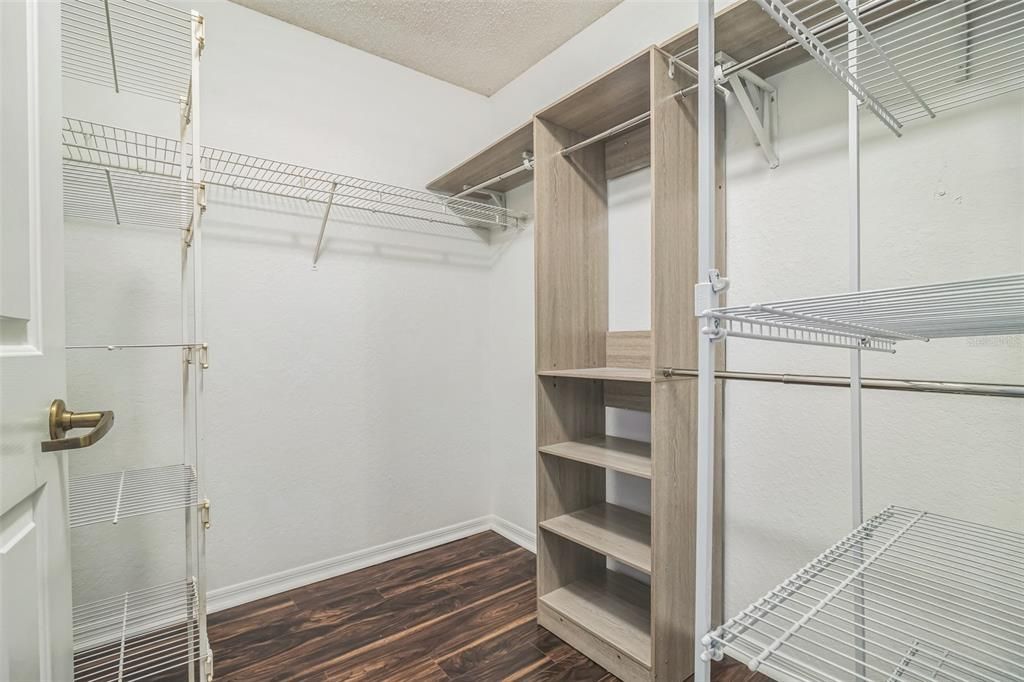 Active With Contract: $199,900 (2 beds, 2 baths, 1232 Square Feet)