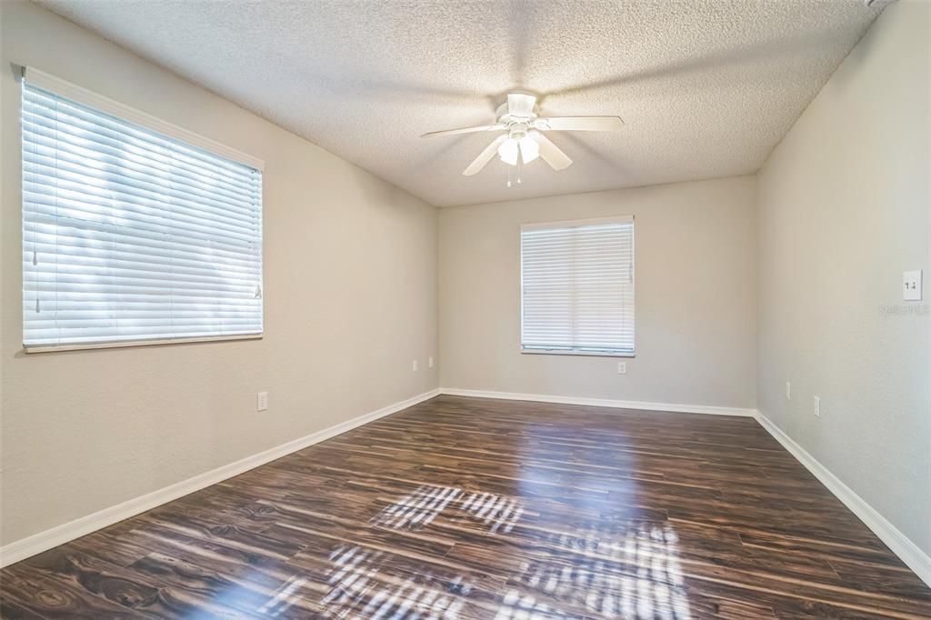 Active With Contract: $199,900 (2 beds, 2 baths, 1232 Square Feet)