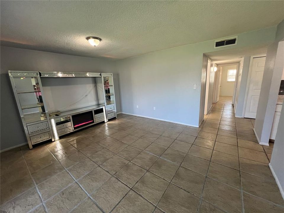 For Sale: $194,900 (3 beds, 2 baths, 893 Square Feet)
