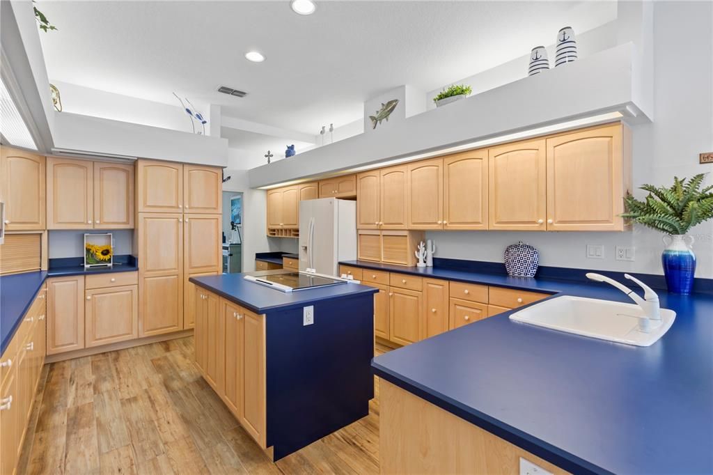 For Sale: $1,550,000 (6 beds, 4 baths, 5019 Square Feet)