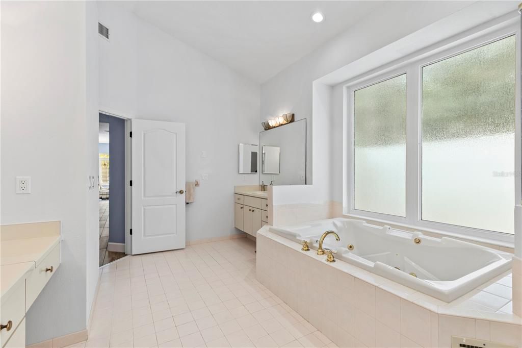 For Sale: $1,550,000 (6 beds, 4 baths, 5019 Square Feet)