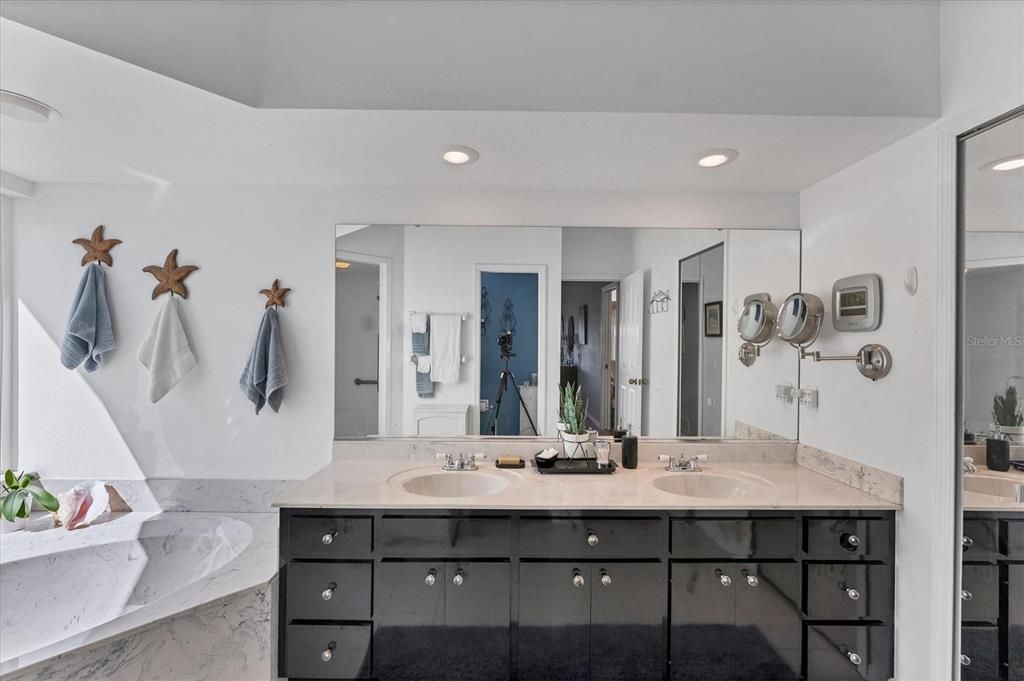 Activo con contrato: $419,900 (3 camas, 2 baños, 1997 Pies cuadrados)