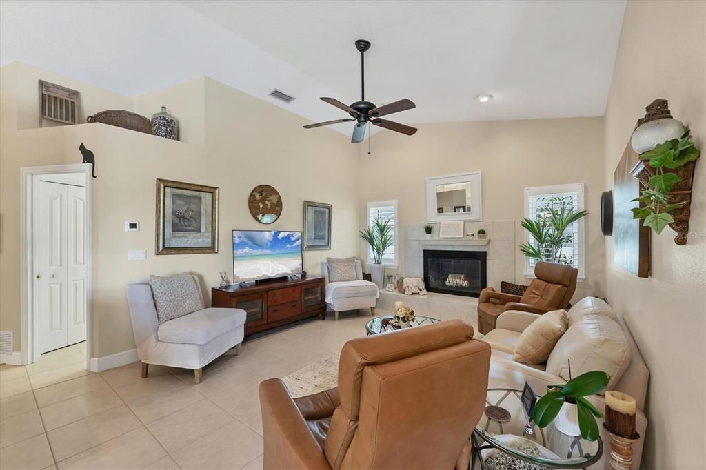 Activo con contrato: $419,900 (3 camas, 2 baños, 1997 Pies cuadrados)