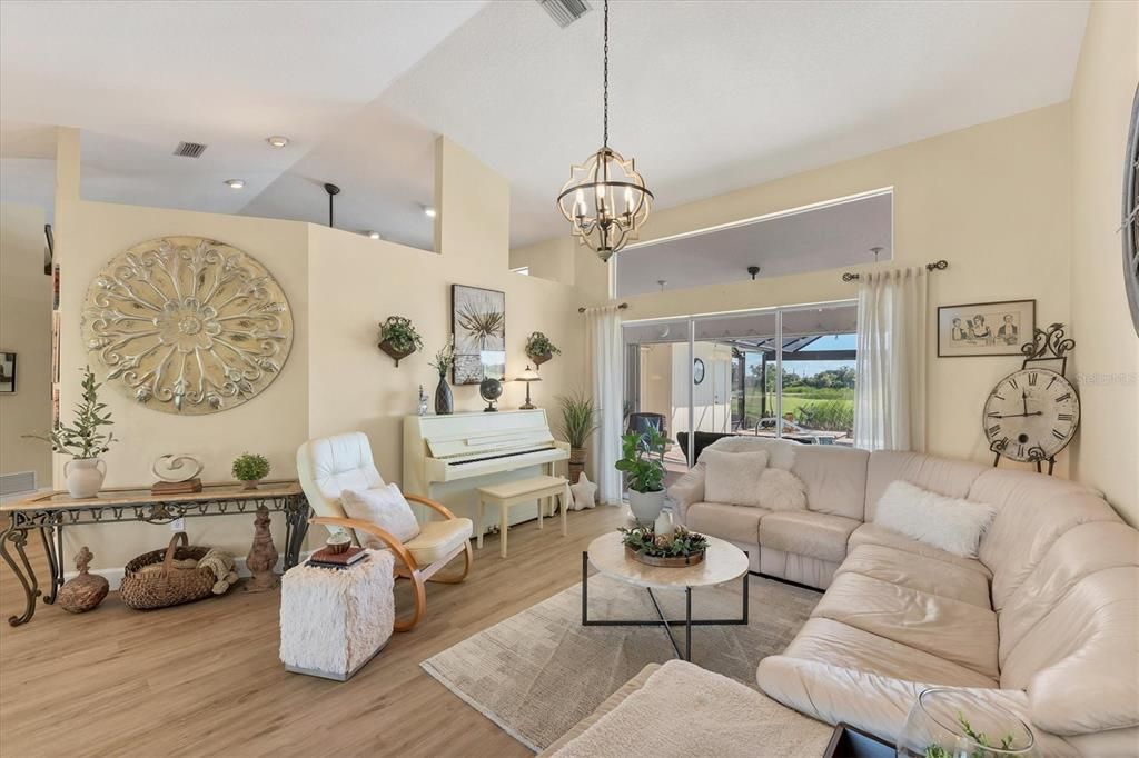 Activo con contrato: $419,900 (3 camas, 2 baños, 1997 Pies cuadrados)