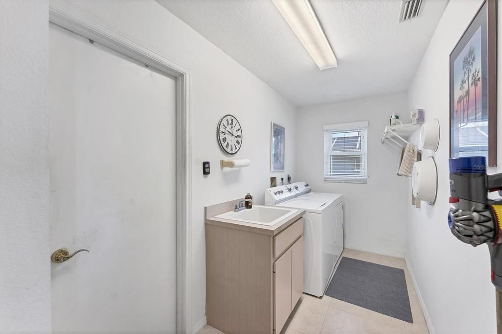 Activo con contrato: $419,900 (3 camas, 2 baños, 1997 Pies cuadrados)