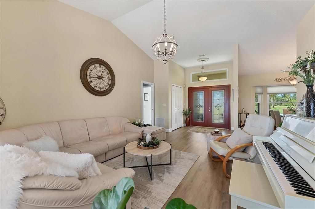 Activo con contrato: $419,900 (3 camas, 2 baños, 1997 Pies cuadrados)