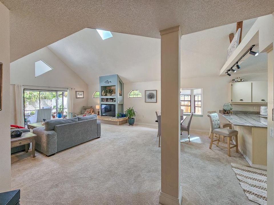 合同活跃: $445,000 (2 贝兹, 2 浴室, 1836 平方英尺)