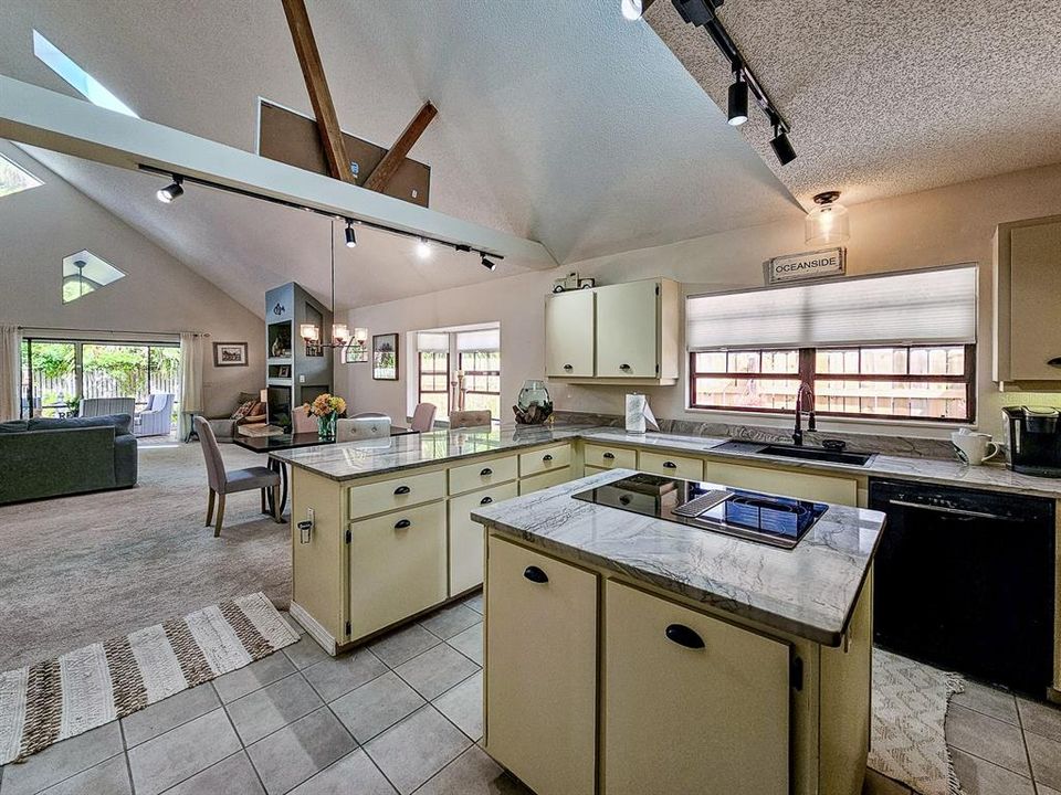 合同活跃: $445,000 (2 贝兹, 2 浴室, 1836 平方英尺)