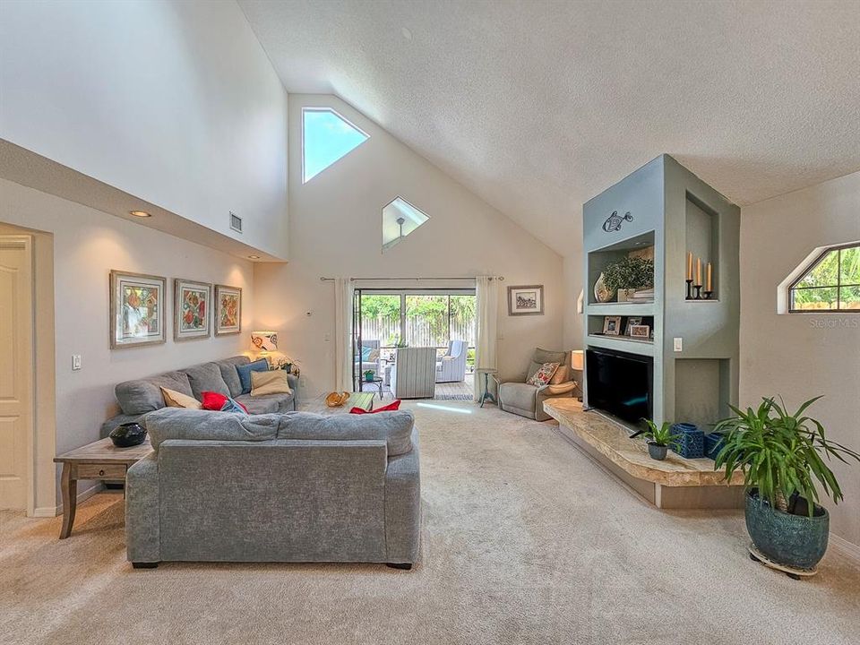 合同活跃: $445,000 (2 贝兹, 2 浴室, 1836 平方英尺)