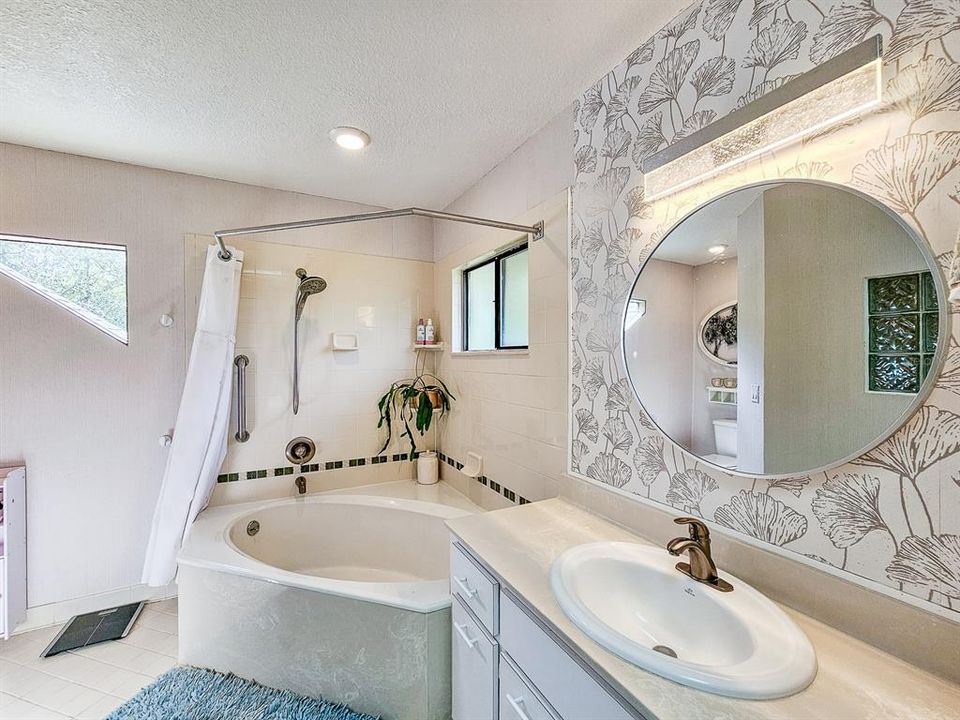 合同活跃: $445,000 (2 贝兹, 2 浴室, 1836 平方英尺)