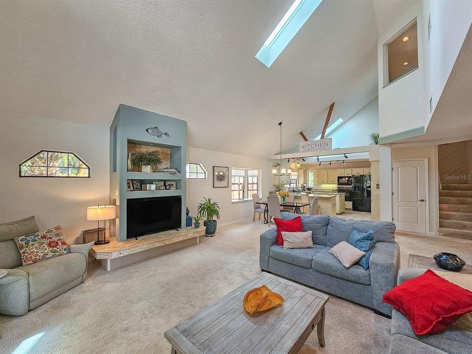 合同活跃: $445,000 (2 贝兹, 2 浴室, 1836 平方英尺)