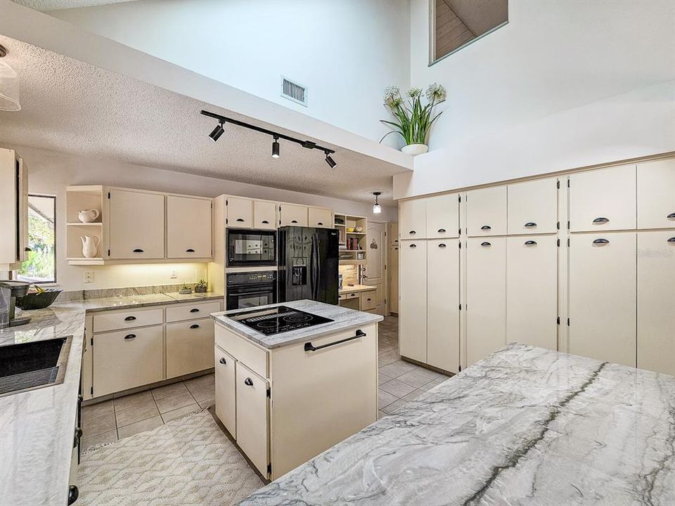 合同活跃: $445,000 (2 贝兹, 2 浴室, 1836 平方英尺)