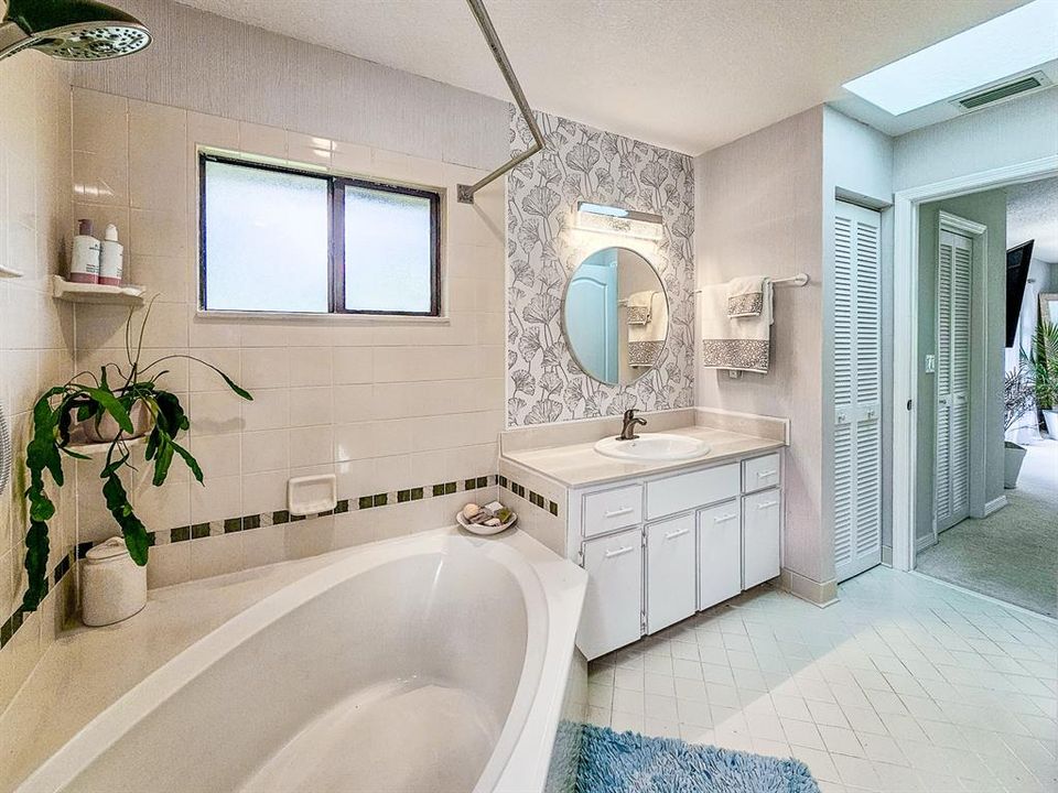 合同活跃: $445,000 (2 贝兹, 2 浴室, 1836 平方英尺)