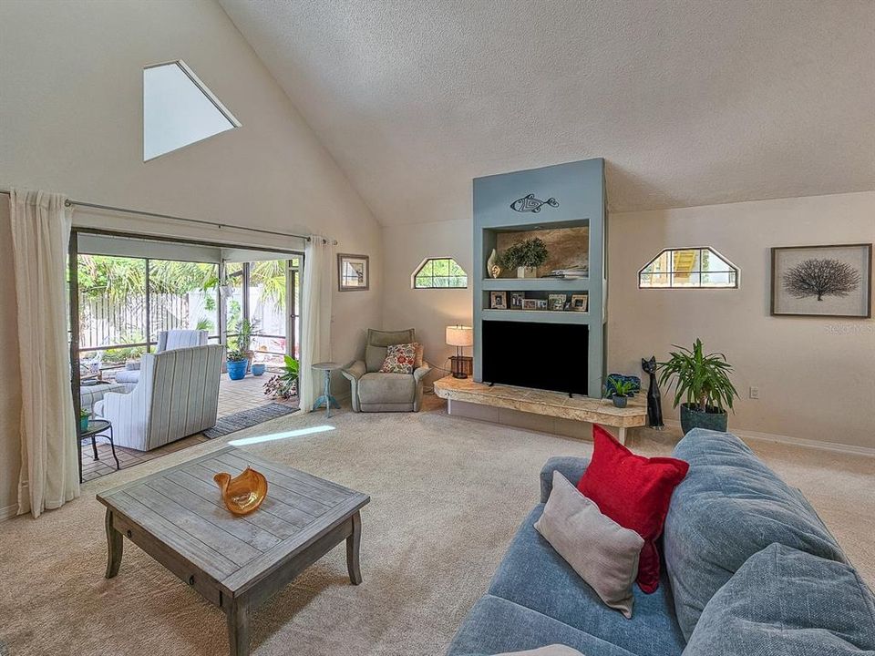 合同活跃: $445,000 (2 贝兹, 2 浴室, 1836 平方英尺)