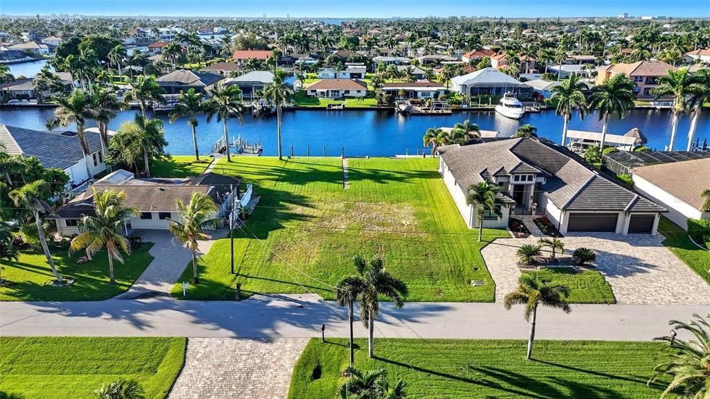 На продажу: $1,499,000 (0.29 acres)