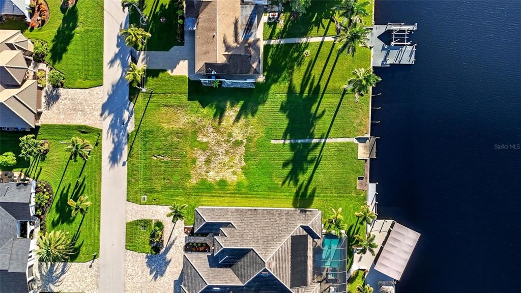 На продажу: $1,499,000 (0.29 acres)