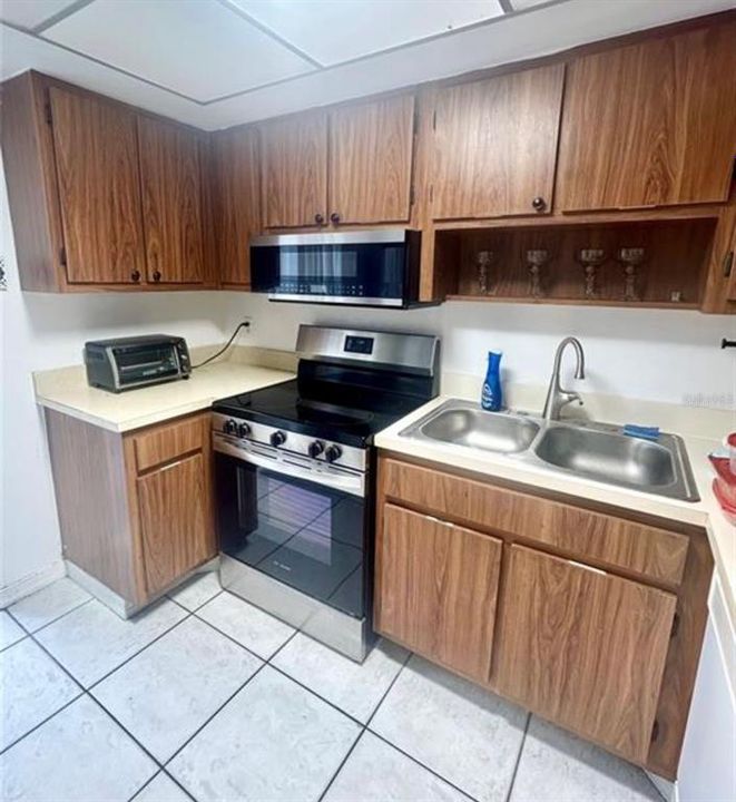 На продажу: $229,900 (2 спален, 2 ванн, 960 Квадратных фут)