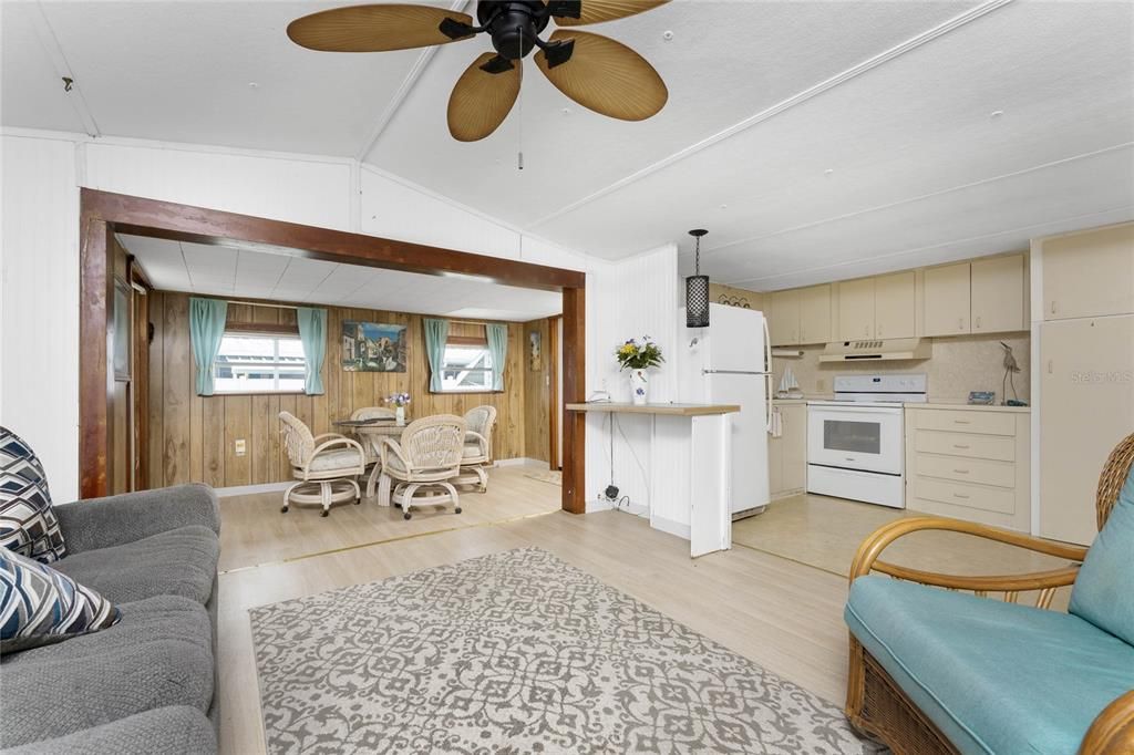 待售: $99,900 (2 贝兹, 1 浴室, 708 平方英尺)