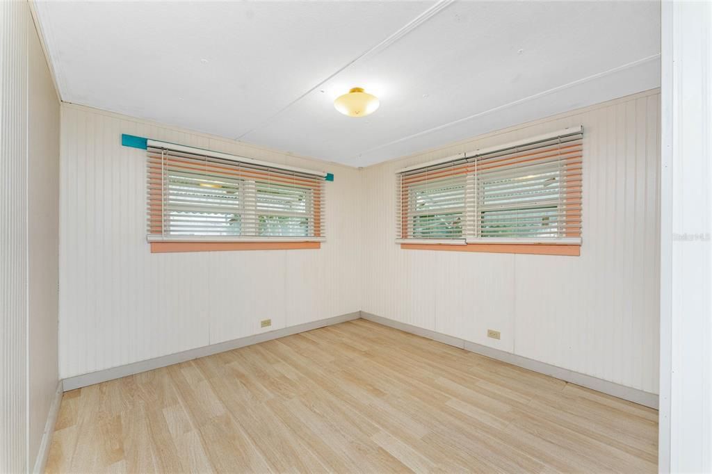 待售: $99,900 (2 贝兹, 1 浴室, 708 平方英尺)