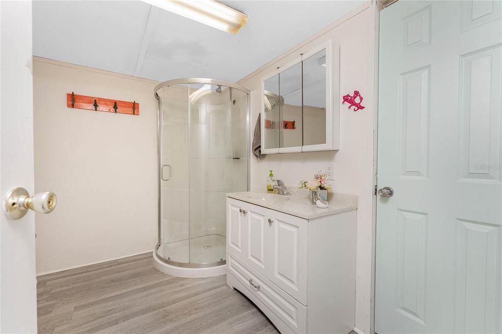 待售: $99,900 (2 贝兹, 1 浴室, 708 平方英尺)