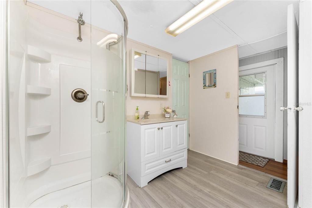 待售: $99,900 (2 贝兹, 1 浴室, 708 平方英尺)