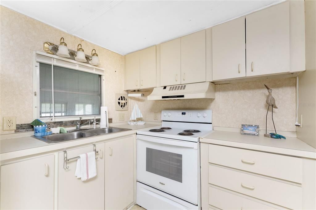 待售: $99,900 (2 贝兹, 1 浴室, 708 平方英尺)