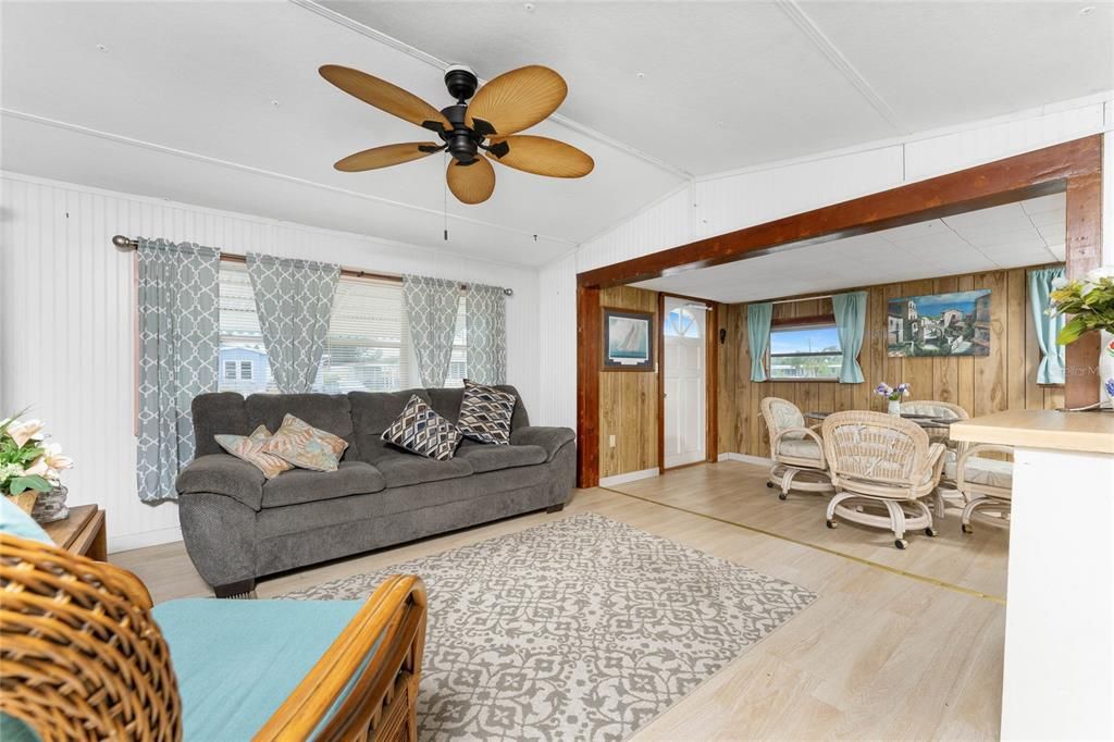 待售: $99,900 (2 贝兹, 1 浴室, 708 平方英尺)