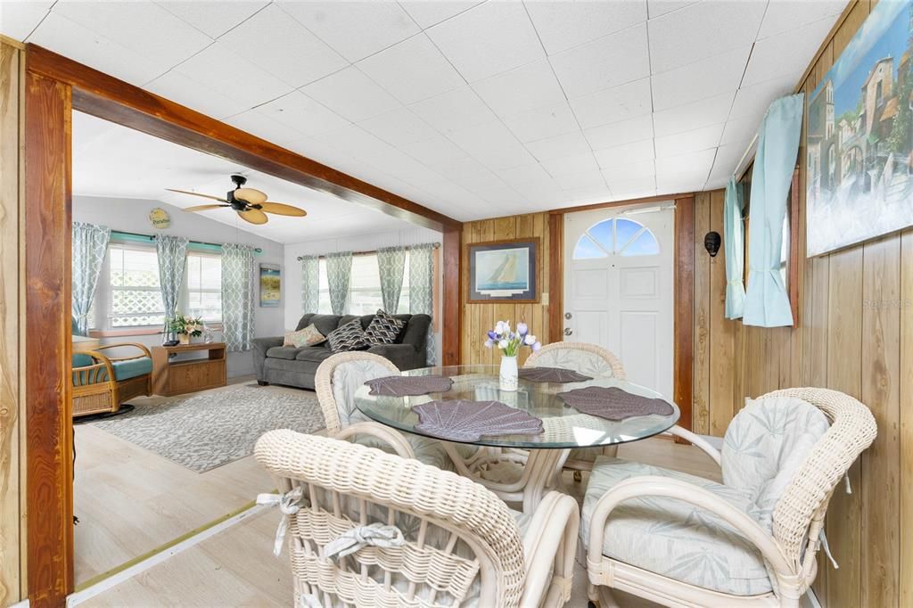 待售: $99,900 (2 贝兹, 1 浴室, 708 平方英尺)