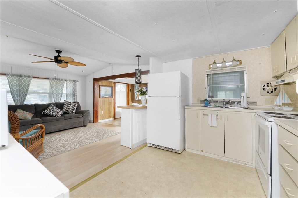 待售: $99,900 (2 贝兹, 1 浴室, 708 平方英尺)