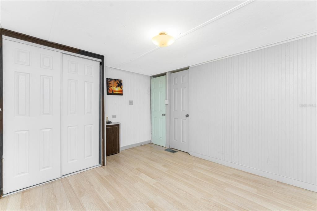 待售: $99,900 (2 贝兹, 1 浴室, 708 平方英尺)