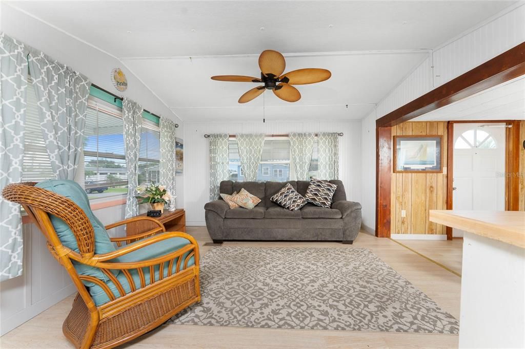 待售: $99,900 (2 贝兹, 1 浴室, 708 平方英尺)