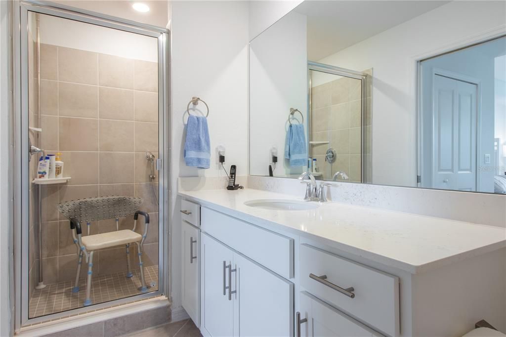 合同活跃: $279,900 (2 贝兹, 2 浴室, 1124 平方英尺)