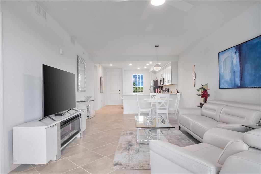 合同活跃: $279,900 (2 贝兹, 2 浴室, 1124 平方英尺)