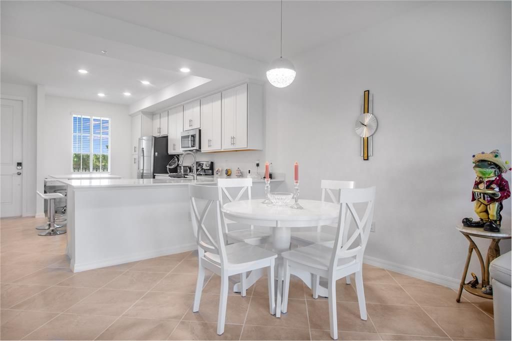 合同活跃: $279,900 (2 贝兹, 2 浴室, 1124 平方英尺)