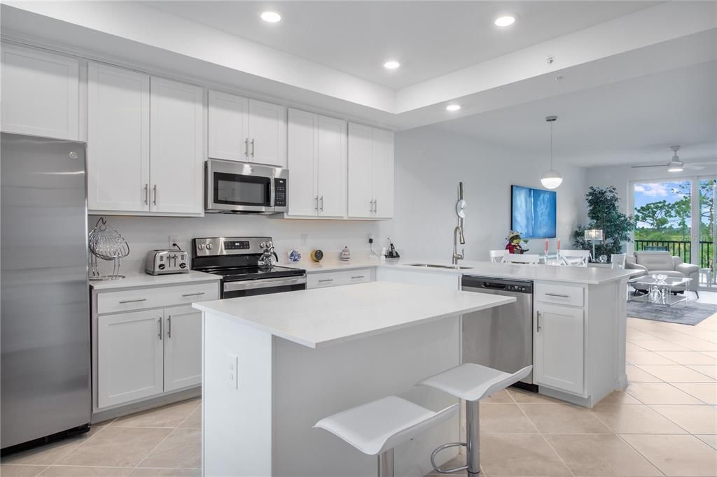 合同活跃: $279,900 (2 贝兹, 2 浴室, 1124 平方英尺)