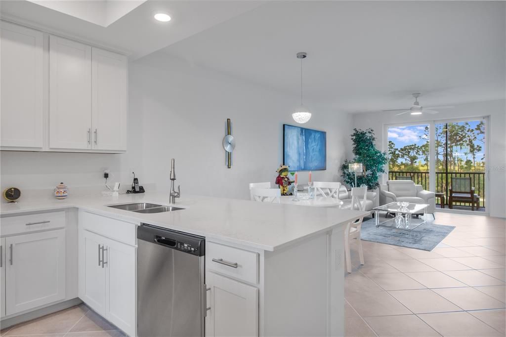 合同活跃: $279,900 (2 贝兹, 2 浴室, 1124 平方英尺)