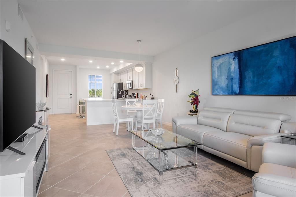 合同活跃: $279,900 (2 贝兹, 2 浴室, 1124 平方英尺)