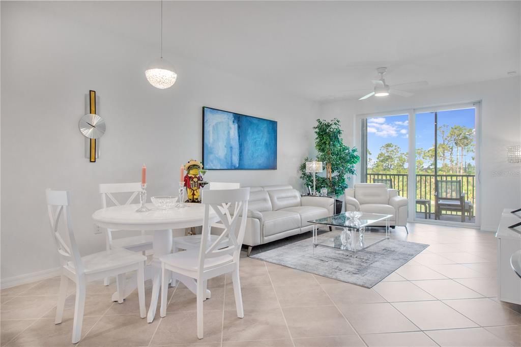 合同活跃: $279,900 (2 贝兹, 2 浴室, 1124 平方英尺)