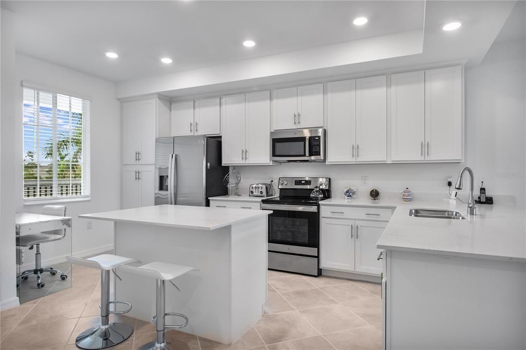 合同活跃: $279,900 (2 贝兹, 2 浴室, 1124 平方英尺)