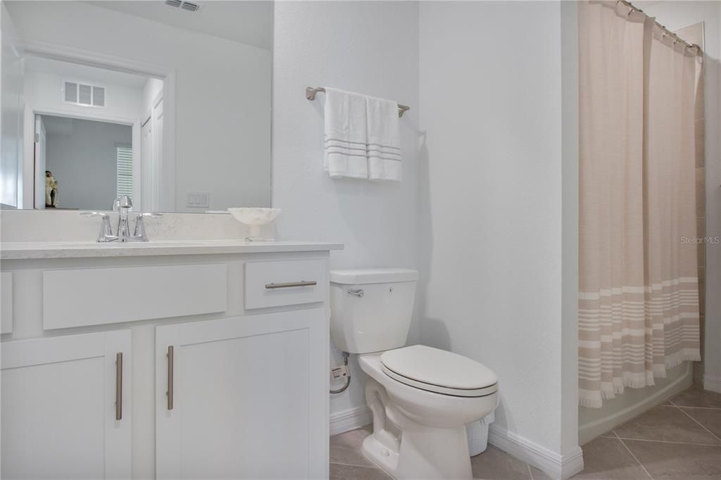 合同活跃: $279,900 (2 贝兹, 2 浴室, 1124 平方英尺)